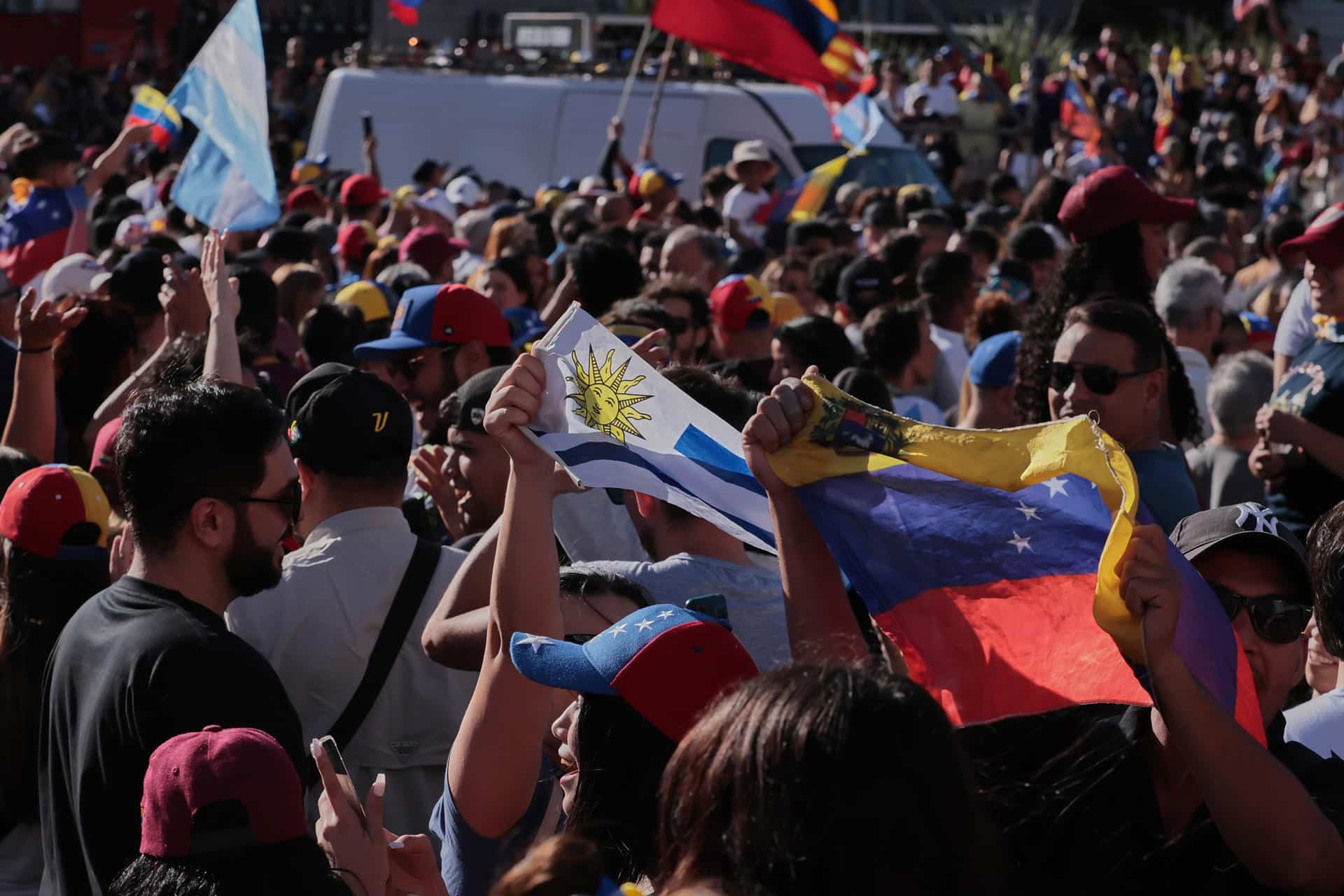 Personas celebran la detención del presidente de Venezuela, Nicolás Maduro, este sábado en el Obelisco de Buenos Aires (Argentina). EFE/ Adan González