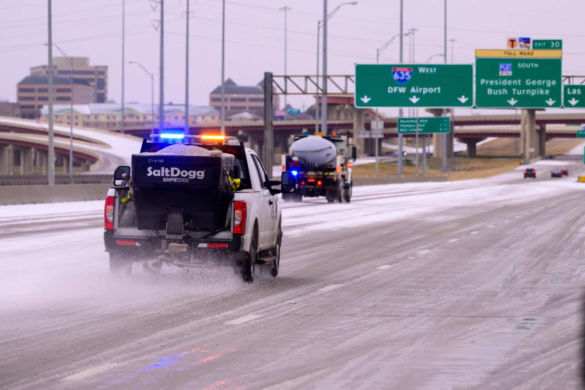 Un camión del Departamento de Transporte de Texas aplica una mezcla de salmuera y arena en vías clave durante una tormenta invernal en Dallas, Texas, EE. UU., el 24 de enero de 2026. EFE/EPA/JEROME MIRON