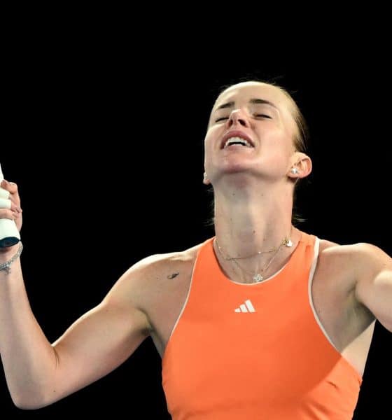 La tenista ucraniana Elina Svitolina celebra tras ganar el partido contra la rusa Mirra Andreeva en el Abierto de Australia en Melbourne. EFE/EPA/JOEL CARRETT