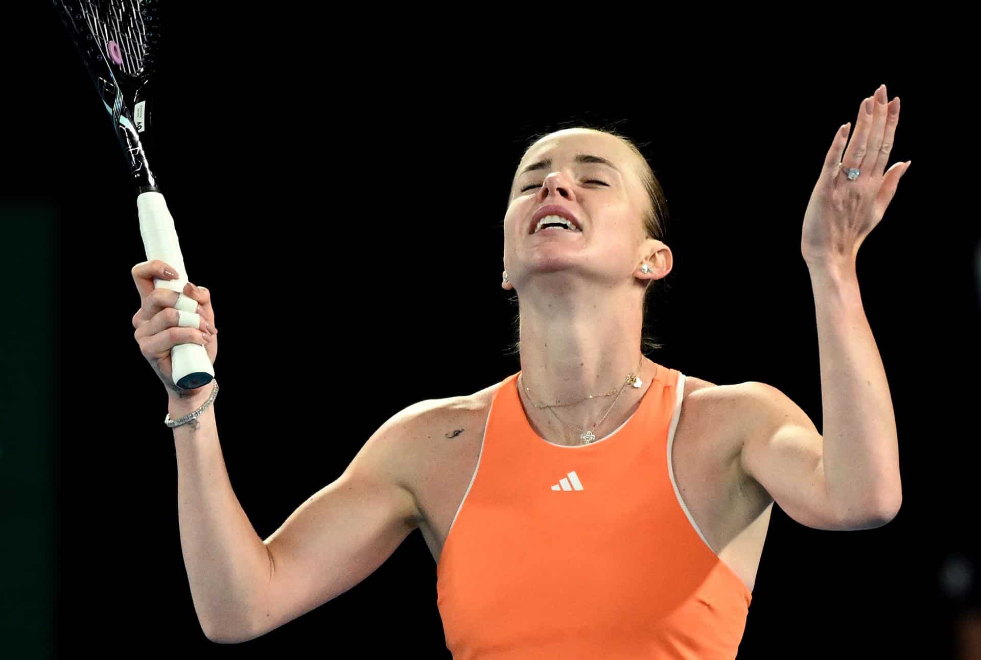 La tenista ucraniana Elina Svitolina celebra tras ganar el partido contra la rusa Mirra Andreeva en el Abierto de Australia en Melbourne. EFE/EPA/JOEL CARRETT