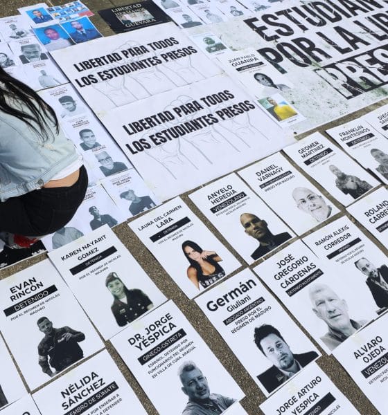 Una persona organiza carteles con imágenes de presos políticos en la Plaza del Rectorado UCV, en Caracas (Venezuela). EFE/ Miguel Gutiérrez