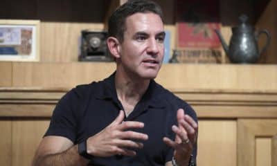 El cofundador y director general de Nubank, el colombiano David Vélez, habla durante una rueda de prensa este viernes, en Medellín (Colombia). EFE/ Carlos Ortega