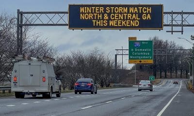 Un cartel informativo del Departamento de Transporte de Georgia advierte a los conductores mientras el área de Atlanta se prepara para los efectos de una gran tormenta invernal prevista en Atlanta, Georgia, EE. UU., el 23 de enero de 2026.. EFE/EPA/ERIK S. LESSER