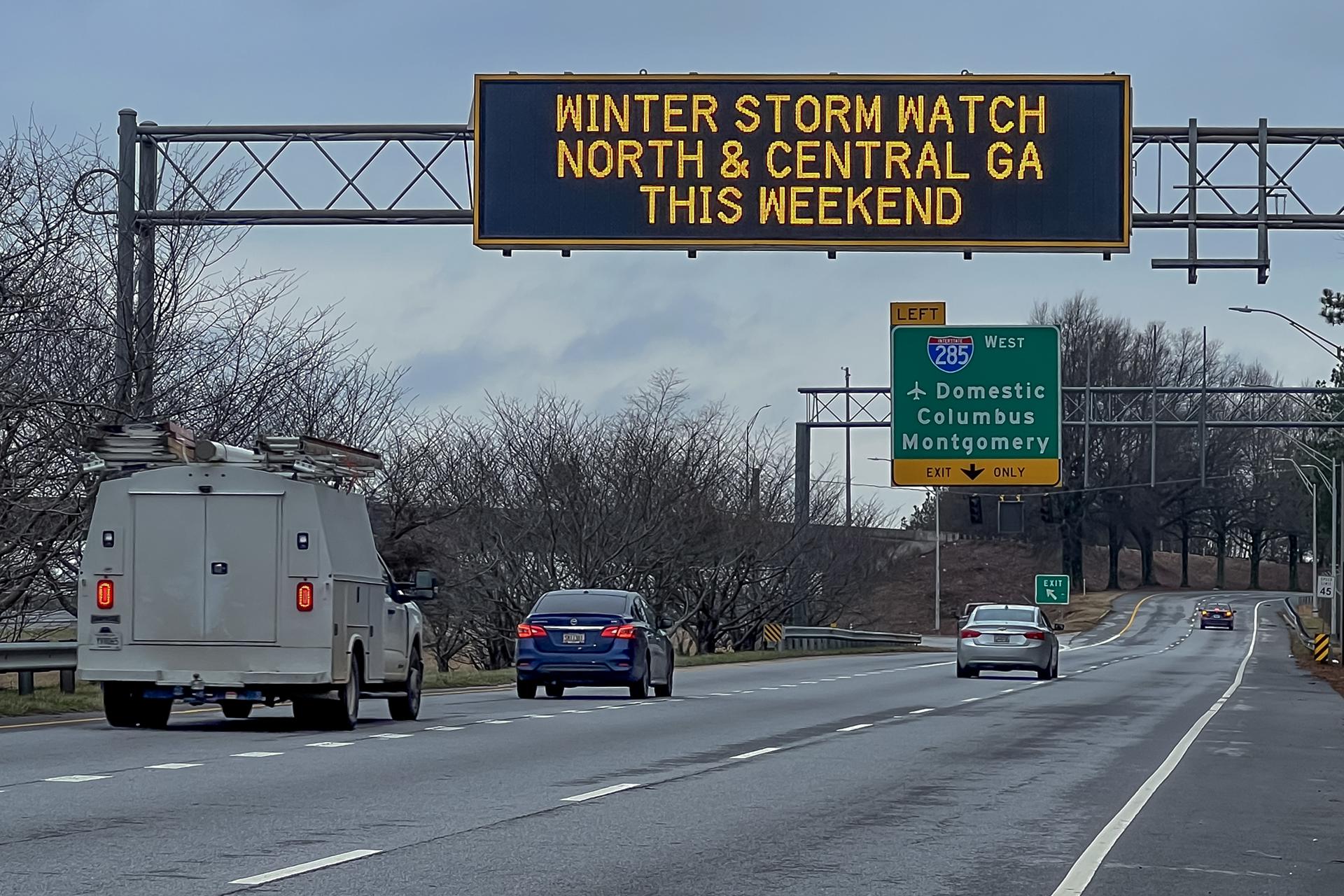 Un cartel informativo del Departamento de Transporte de Georgia advierte a los conductores mientras el área de Atlanta se prepara para los efectos de una gran tormenta invernal prevista en Atlanta, Georgia, EE. UU., el 23 de enero de 2026.. EFE/EPA/ERIK S. LESSER