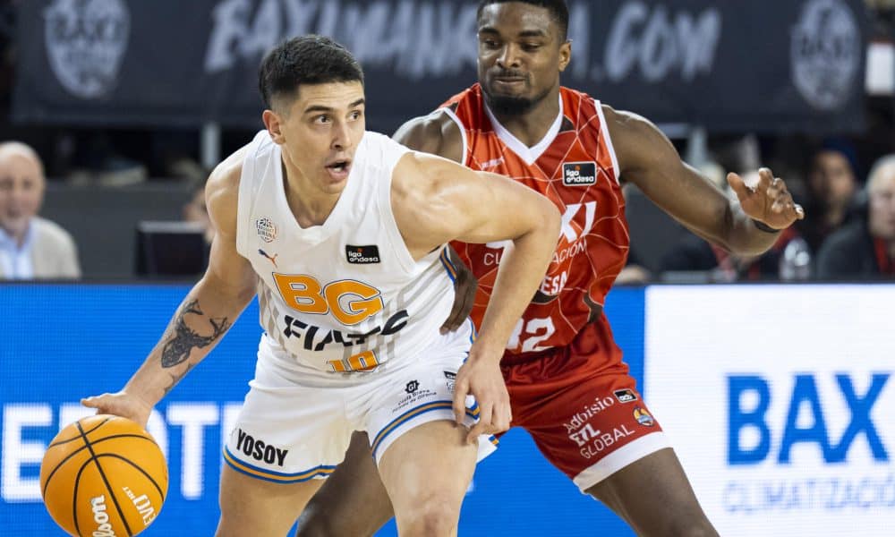 El base del Basquet Girona Pepe Vildoza (i) es defendido por el base belga del Baxi Manresa Retin Obasohan, durante el encuentro de la jornada 13 de la Liga Endesa entre el Baxi Manresa y el Bàsquet Girona, este viernes en el Pabellón Nou Congost de Manresa. EFE/Siu Wu
