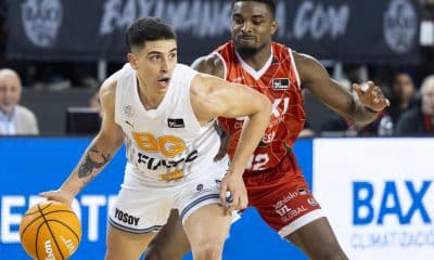 El base del Basquet Girona Pepe Vildoza (i) es defendido por el base belga del Baxi Manresa Retin Obasohan, durante el encuentro de la jornada 13 de la Liga Endesa entre el Baxi Manresa y el Bàsquet Girona, este viernes en el Pabellón Nou Congost de Manresa. EFE/Siu Wu