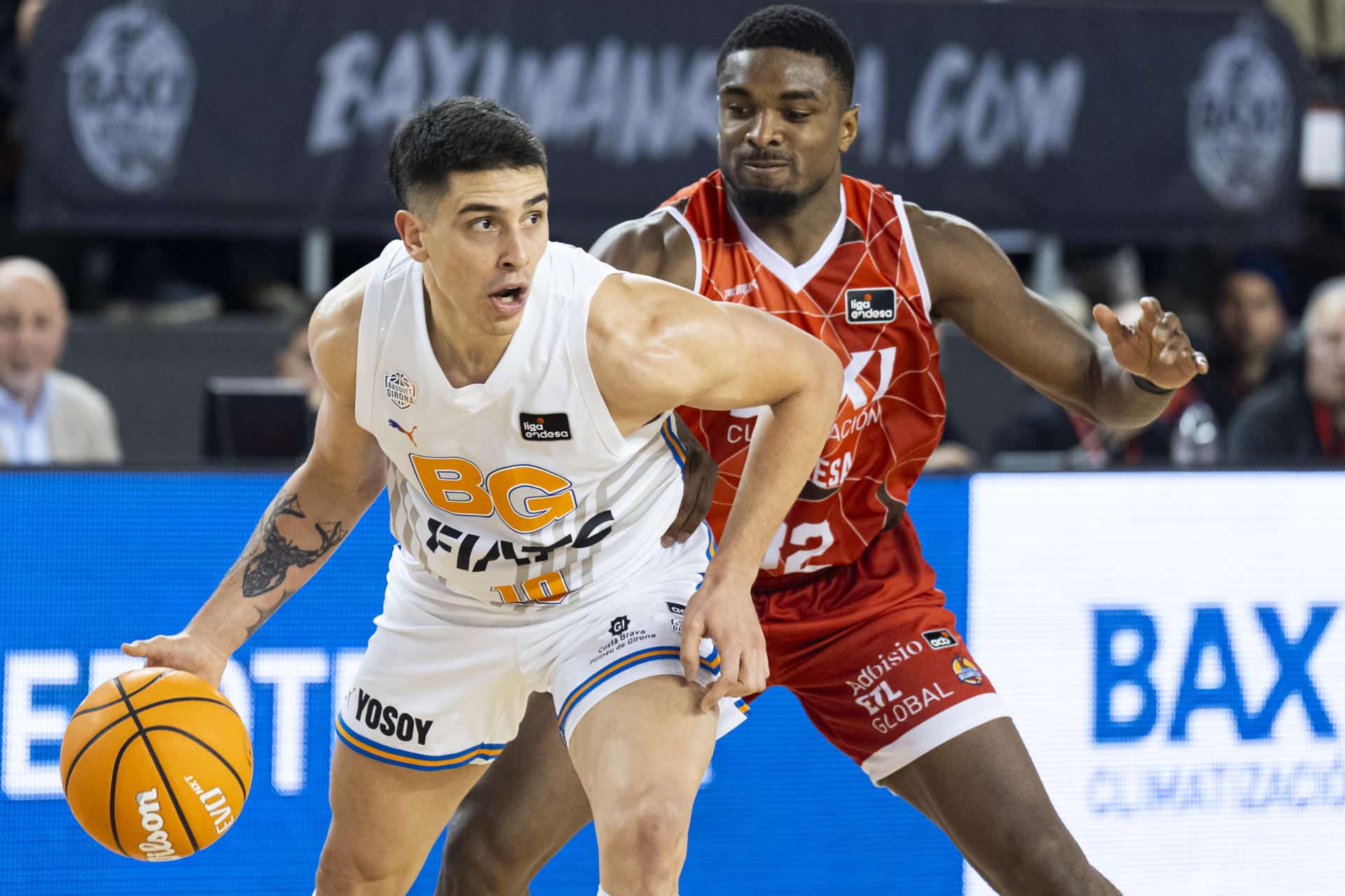 El base del Basquet Girona Pepe Vildoza (i) es defendido por el base belga del Baxi Manresa Retin Obasohan, durante el encuentro de la jornada 13 de la Liga Endesa entre el Baxi Manresa y el Bàsquet Girona, este viernes en el Pabellón Nou Congost de Manresa. EFE/Siu Wu