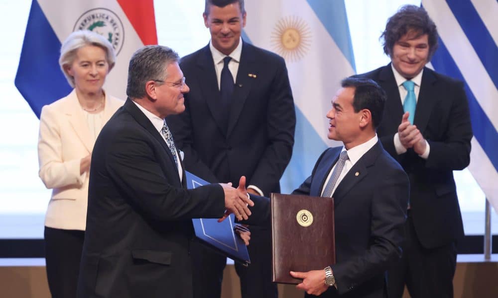 El comisario de Comercio y Seguridad Económica, Maroš Šefčovič (i), y el ministro de Relaciones Exteriores de Paraguay, Rubén Ramírez (d), se saludan en la firma del acuerdo UE-Mercosur del pasado 17 de enero. EFE/ Juan Pablo Pino