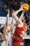 El pívot norteamericano del Baxi Manresa Grant Golden (d) es defendido por el base del Basquet Girona Guillem Ferrando, durante el encuentro de la jornada 13 de la Liga Endesa entre el Baxi Manresa y el Bàsquet Girona, este viernes en el Pabellón Nou Congost de Manresa. EFE/Siu Wu