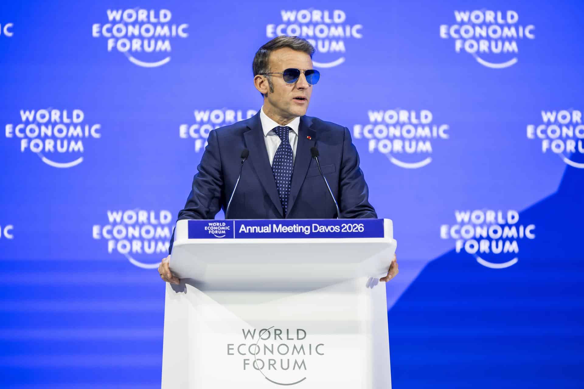 El presidente Emmanuel Macron interviene este martes durante una sesión plenaria durante la 56ª reunión anual del Foro Económico Mundial en Davos (Suiza). EFE/EPA/GIAN EHRENZELLER