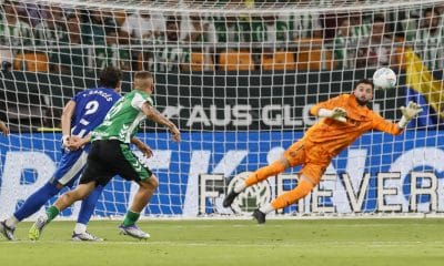 El portero del Betis, Antonio Sivera (d), durante el partido de LaLiga EA Sports entre el Real Betis y el Alavés, en el estadio de la Cartuja en foto de archivo de José Manuel Vidal