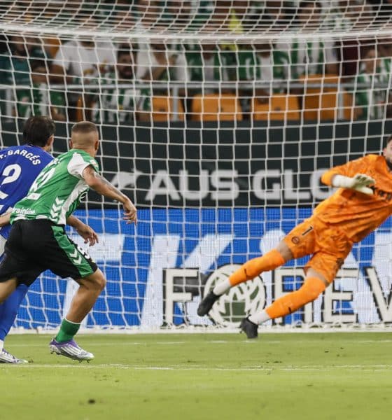 El portero del Betis, Antonio Sivera (d), durante el partido de LaLiga EA Sports entre el Real Betis y el Alavés, en el estadio de la Cartuja en foto de archivo de José Manuel Vidal