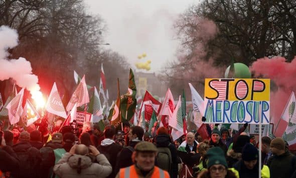 Agricultores protestan en Place de Bordeaux, Estrasburgo, contra el acuerdo UE-Mercosur. EFE/EPA/YOAN VALAT