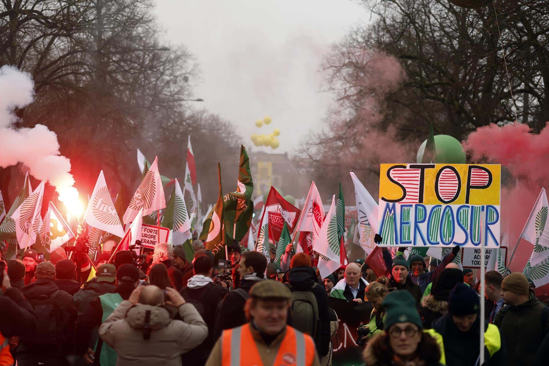 Agricultores protestan en Place de Bordeaux, Estrasburgo, contra el acuerdo UE-Mercosur. EFE/EPA/YOAN VALAT