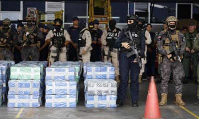 Fotografía de archivo del 28 de noviembre de 2025 que muestra a integrantes de la Policía de Costa Rica custodiando 4 toneladas 346 kilos de cocaína, en el aeropuerto Juan Santamaría en Alajuela (Costa Rica). EFE/Jeffrey Arguedas