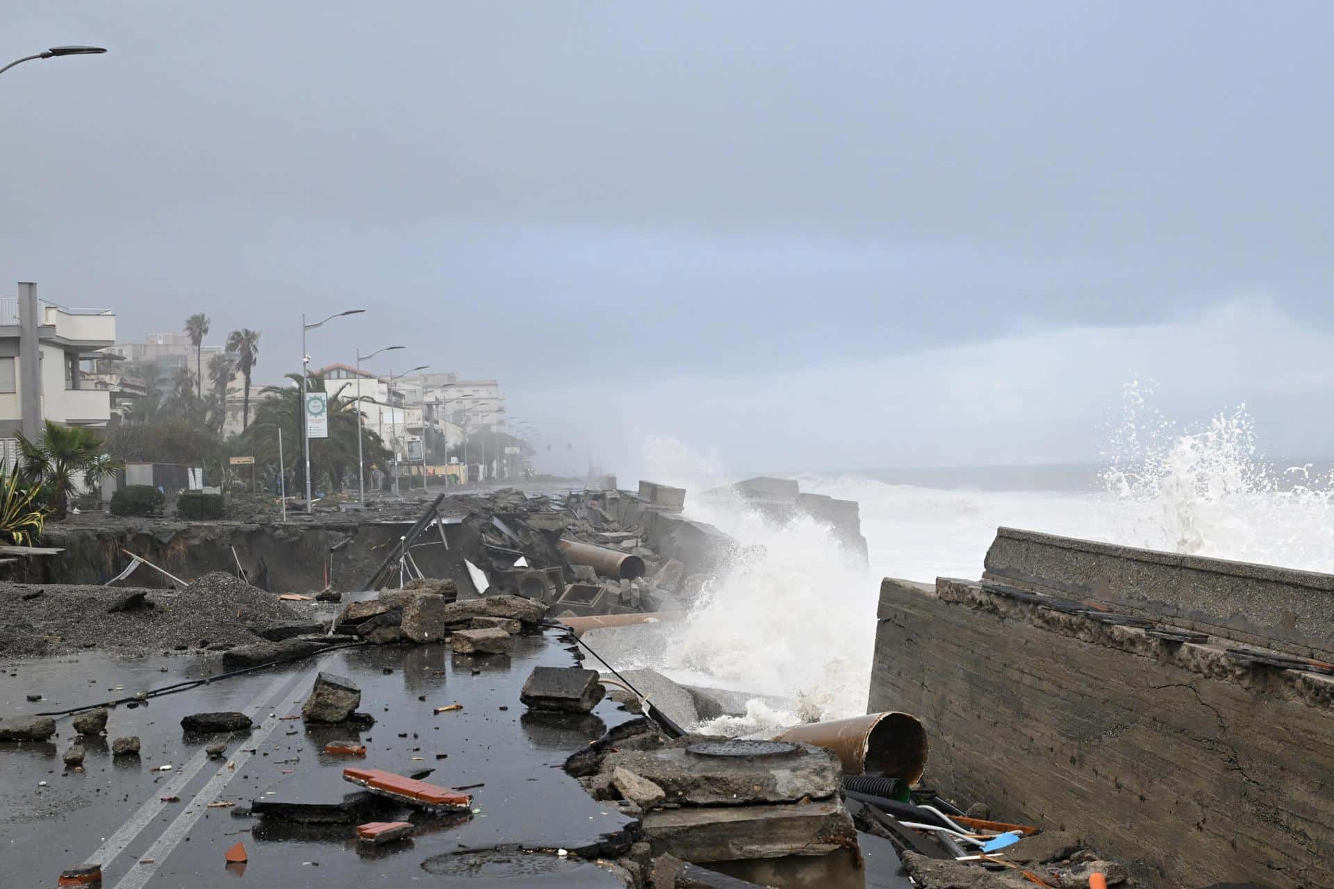 Áreas afectadas por el temporal en la línea de costa de Santa Teresa di Riva, Sicilia, Italia. EFE/EPA/CARMELO IMBESI
