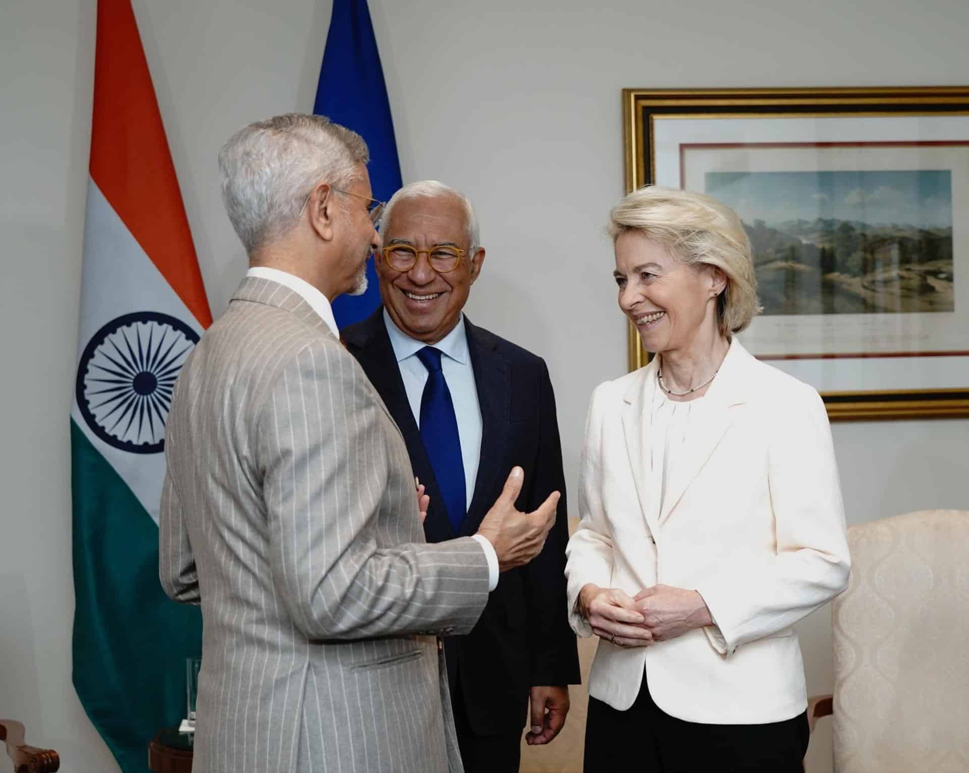 La presidenta de la Comisión Europea, Ursula von der Leyen y el presidente del Consejo Europeo, António Costa (centro), abrieron este domingo su agenda oficial en Nueva Delhi con una reunión clave con el ministro de Exteriores indio, S. Jaishankar (izquierda). EFE/ Ministro De Exteriores Indio S. Jaishankar