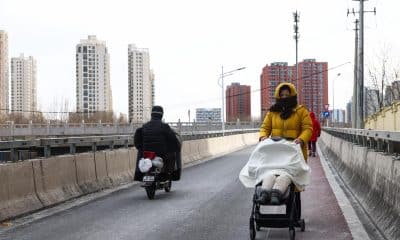 BEIJING (China), 19/01/2026.- People walk on a street in Beijing, China, 19 January 2026. According to the National Bureau of Statistics, China's new home prices in 70 cities dropped by 2.7 percent year-on-year in December 2025, steeper than a 2.4 percent down in the previous months. EFE/EPA/WU HAO
