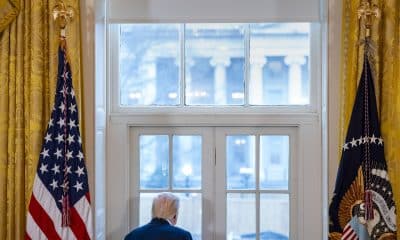 El presidente de Estados Unidos, Donald Trump, observa el sitio de construcción del Salón de Baile de la Casa Blanca durante una reunión con ejecutivos de petróleo y gas en el Salón Este de la Casa Blanca en Washington, DC, EE.UU.EFE/BONNIE CASH