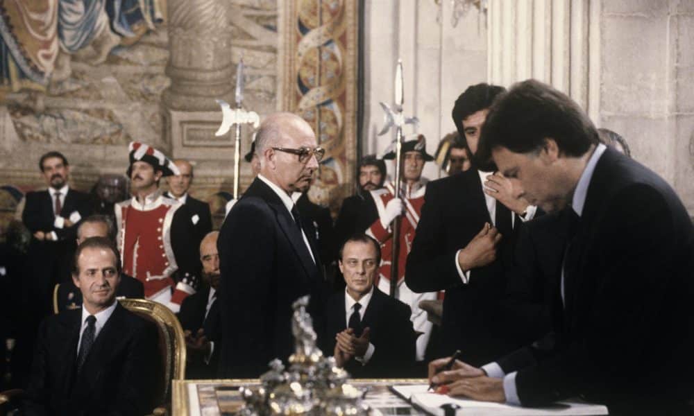 El presidente del Gobierno español, Felipe González, firma el Tratado de Adhesion de España a la CEE, ante la atenta mirada del rey Juan Carlos I, el marqués de Mondejar y Sabino Fernández Campo, durante la ceremonia celebrada en el salón de Columnas del Palacio Real. EFE/Archivo,Manuel Hernández de León/aa/.
SPAIN AGREEMENT EEC: MADRID, 12/06/1985.- The Spanish Prime Minister, Felipe González, signed the Treaty of Accession of Spain to the EEC, under the watchful eye of King Juan Carlos I, the Marquis de Mondejar and Sabino Fernández Campo, during the ceremony in the Hall of Columns of the Royal Palace. EFE/Manuel Hernández de León