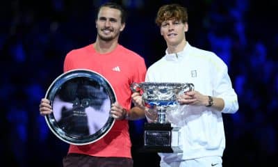 El italiano Jannik Sinner y el alemán Alexander Zverev (I), finalistas del pasado año y que repiten semifinales en el Abierto de Australia. EFE/EPA/JOEL CARRETT