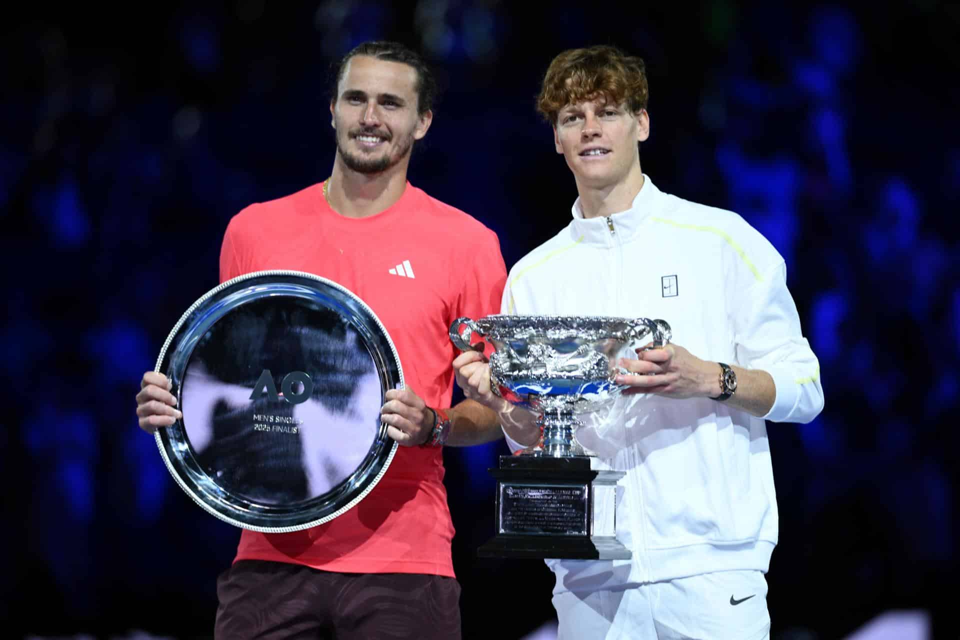 El italiano Jannik Sinner y el alemán Alexander Zverev (I), finalistas del pasado año y que repiten semifinales en el Abierto de Australia. EFE/EPA/JOEL CARRETT