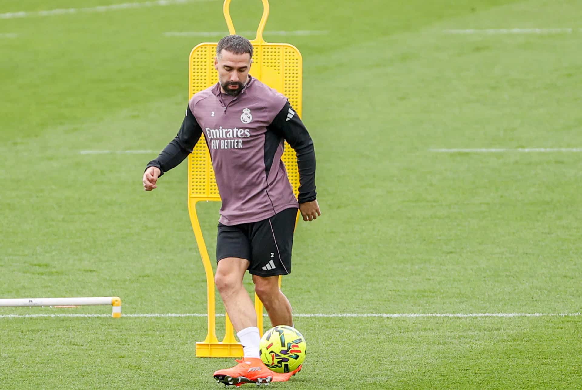 El defensa del Real Madrid Dani Carvajal, durante el entrenamiento en la Ciudad Deportiva de Valdebebas para preparar el partido de Liga de mañana frente al Real Betis. EFE/Kiko Huesca