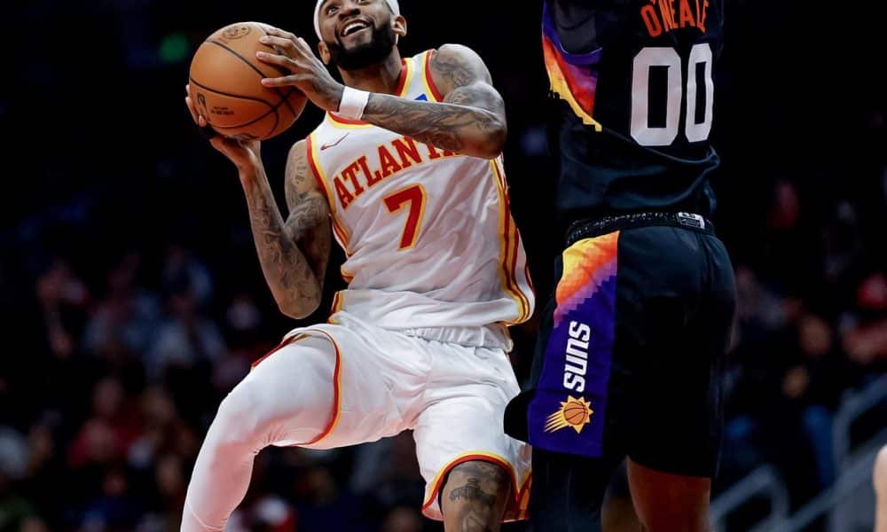 El escolta de los Atlanta Hawks Nickeil Alexander-Walker (i) prueba a canasta ante la marca del pívot de los Phoenix Suns Royce O'Neale (d) durante el juego de este viernes en Atlanta (Georgia) EFE/EPA/ERIK S. LESSER SHUTTERSTOCK OUT