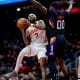 El escolta de los Atlanta Hawks Nickeil Alexander-Walker (i) prueba a canasta ante la marca del pívot de los Phoenix Suns Royce O'Neale (d) durante el juego de este viernes en Atlanta (Georgia) EFE/EPA/ERIK S. LESSER SHUTTERSTOCK OUT