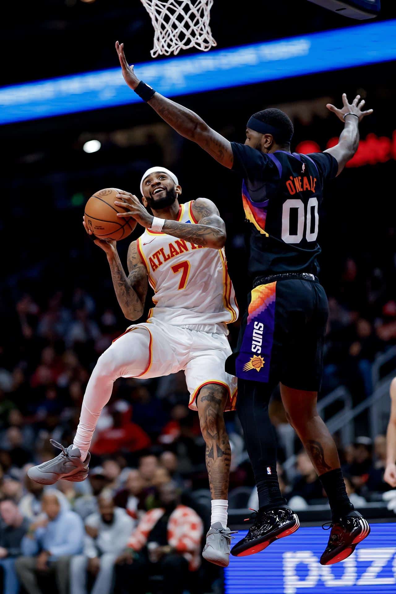 El escolta de los Atlanta Hawks Nickeil Alexander-Walker (i) prueba a canasta ante la marca del pívot de los Phoenix Suns Royce O'Neale (d) durante el juego de este viernes en Atlanta (Georgia) EFE/EPA/ERIK S. LESSER SHUTTERSTOCK OUT