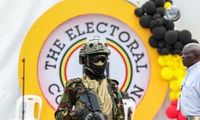 Un oficial militar ugandés hace guardia un día después de las elecciones generales fuera del Centro de Conteo Nacional cerca de la sede de la Comisión Electoral en Lubowa, Uganda, 16 de enero de 2026. 
EFE/EPA/DANIEL IRUNGU