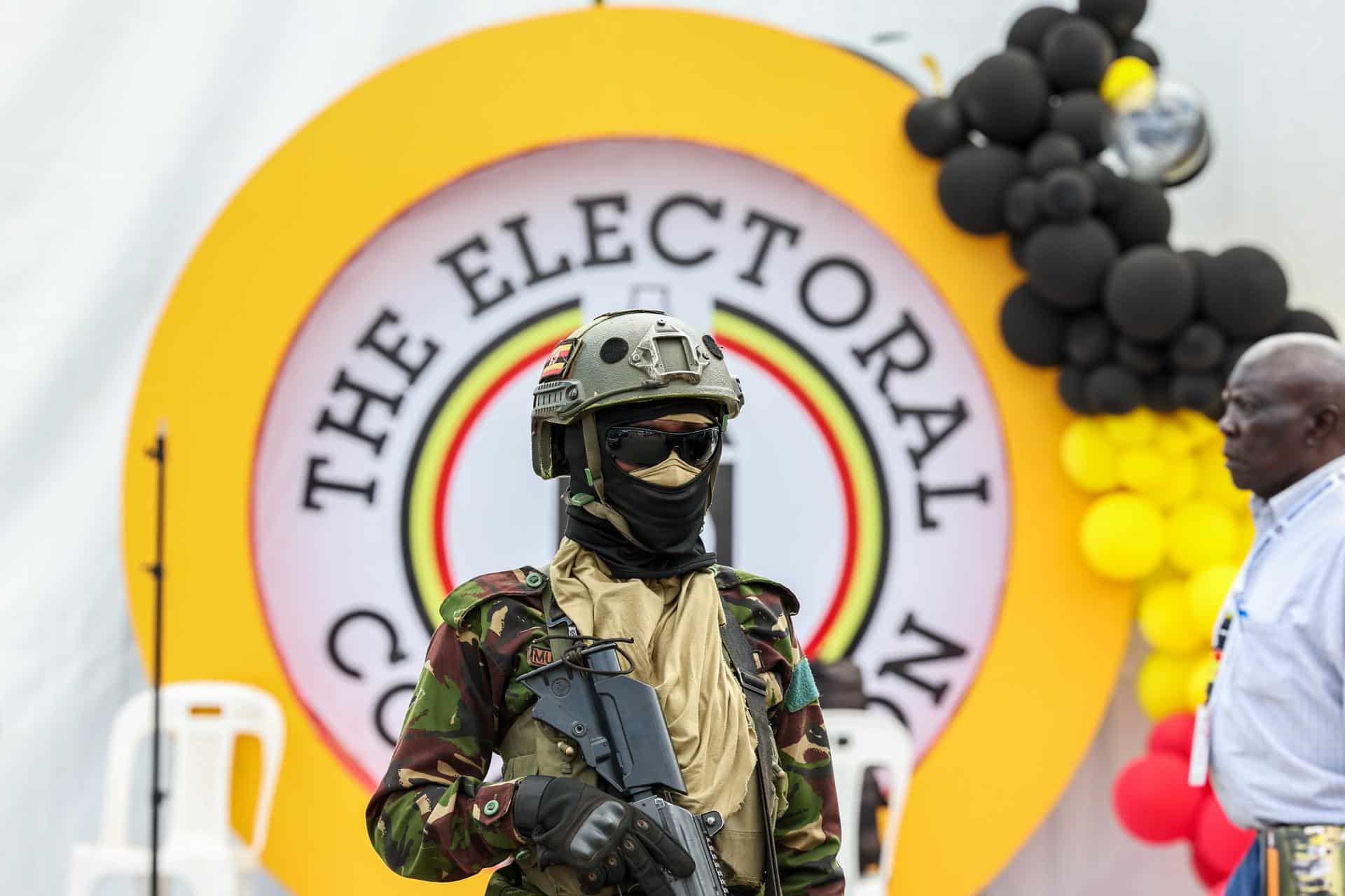 Un oficial militar ugandés hace guardia un día después de las elecciones generales fuera del Centro de Conteo Nacional cerca de la sede de la Comisión Electoral en Lubowa, Uganda, 16 de enero de 2026. 
EFE/EPA/DANIEL IRUNGU