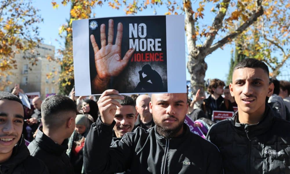 Miembros de aldeas beduinas del desierto del Néguev (sur de Israel) se manifiestan a las puertas de la oficina del primer ministro israelí, Benjamín Netanyahu, para exigir que detenga operativos policiales y del Ejército que han sacudido sus comunidades en las últimas semanas, en Jerusalén, el 11 de enero de 2026. EFE/EPA/ABIR SULTAN