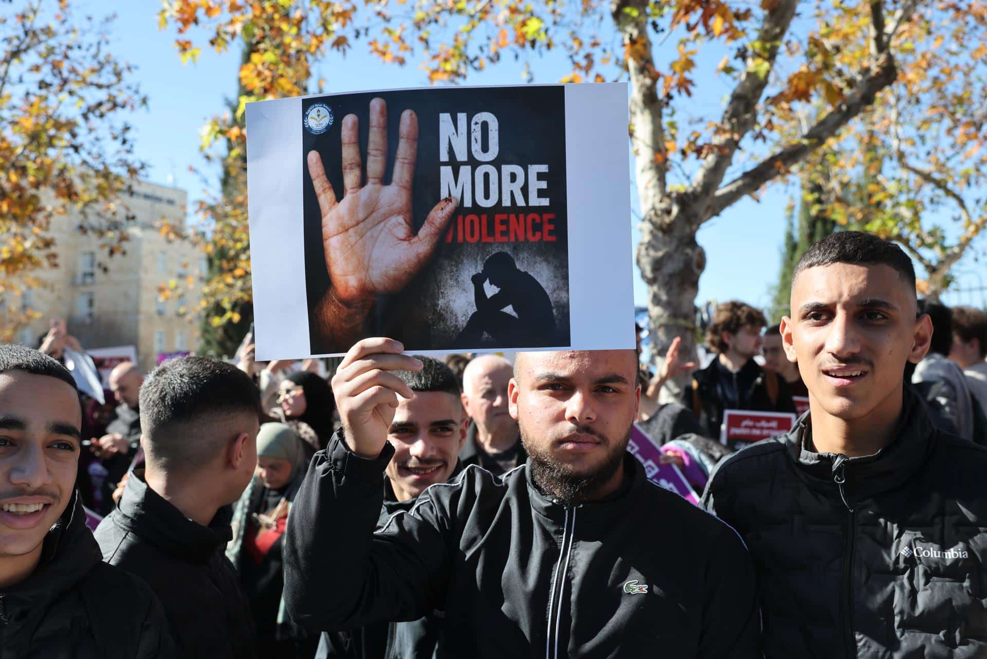 Miembros de aldeas beduinas del desierto del Néguev (sur de Israel) se manifiestan a las puertas de la oficina del primer ministro israelí, Benjamín Netanyahu, para exigir que detenga operativos policiales y del Ejército que han sacudido sus comunidades en las últimas semanas, en Jerusalén, el 11 de enero de 2026. EFE/EPA/ABIR SULTAN