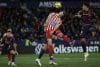 El delantero del Atlético de Madrid Alexander Sørloth (c) disputa un balón durante el encuentro correspondiente a la jornada 22 de LaLiga EA Sports entre Levante UD y Atlético de Madrid celebrad en el Estadio Ciutat de València. EFE/ Biel Aliño