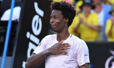 El francés Gael Monfils después de perder su partido de primera ronda de individuales masculinos contra el australiano Dane Sweeny en el Abierto de Australia en Melbourne. EFE/EPA/JAMES ROSS