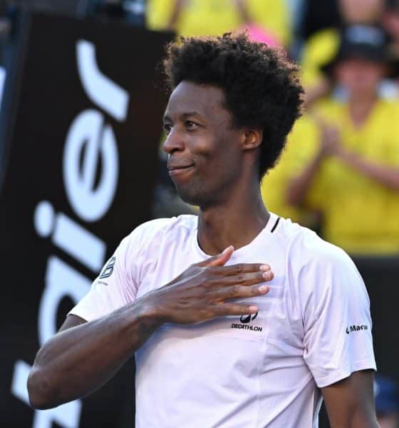 El francés Gael Monfils después de perder su partido de primera ronda de individuales masculinos contra el australiano Dane Sweeny en el Abierto de Australia en Melbourne. EFE/EPA/JAMES ROSS