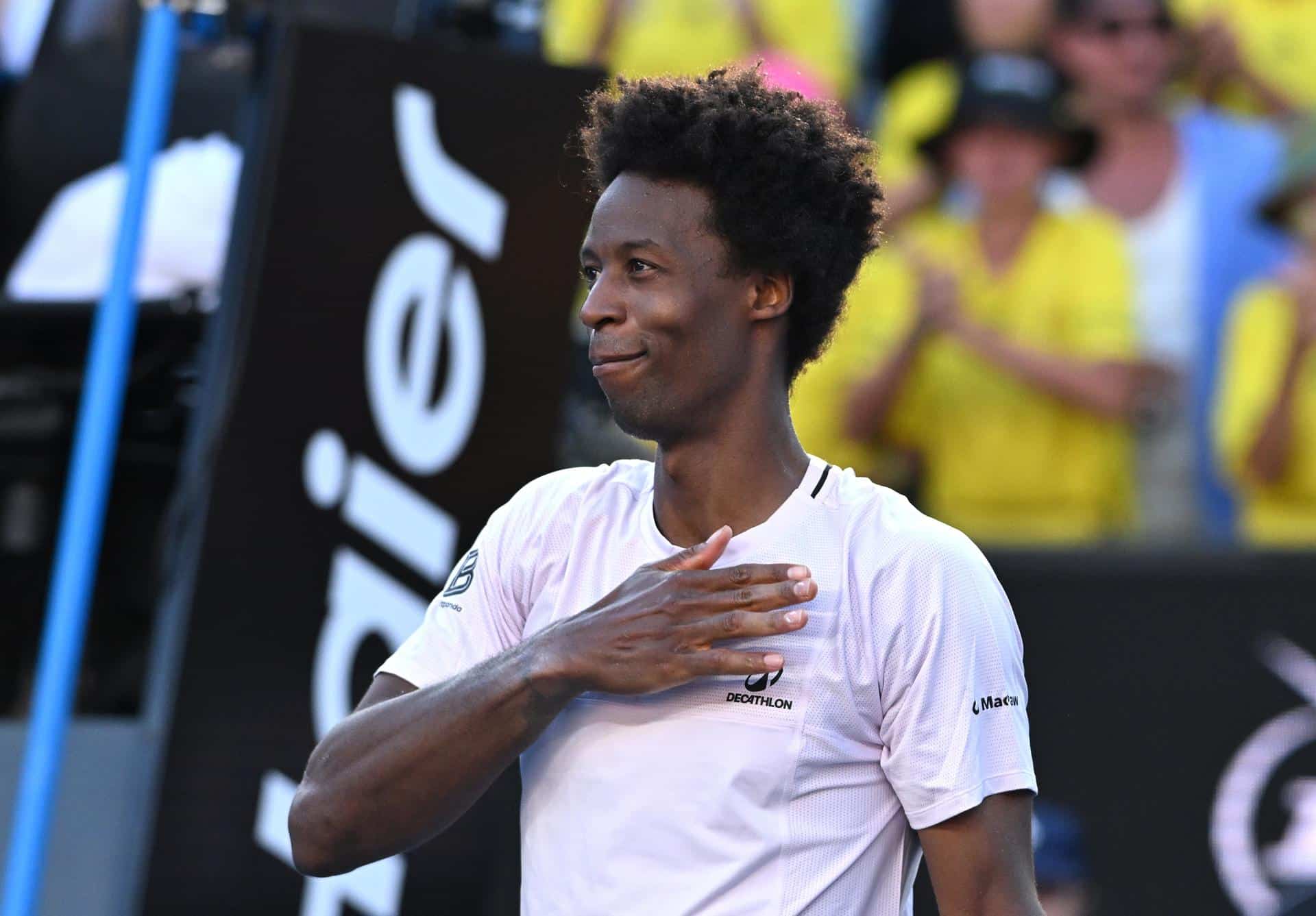 El francés Gael Monfils después de perder su partido de primera ronda de individuales masculinos contra el australiano Dane Sweeny en el Abierto de Australia en Melbourne. EFE/EPA/JAMES ROSS