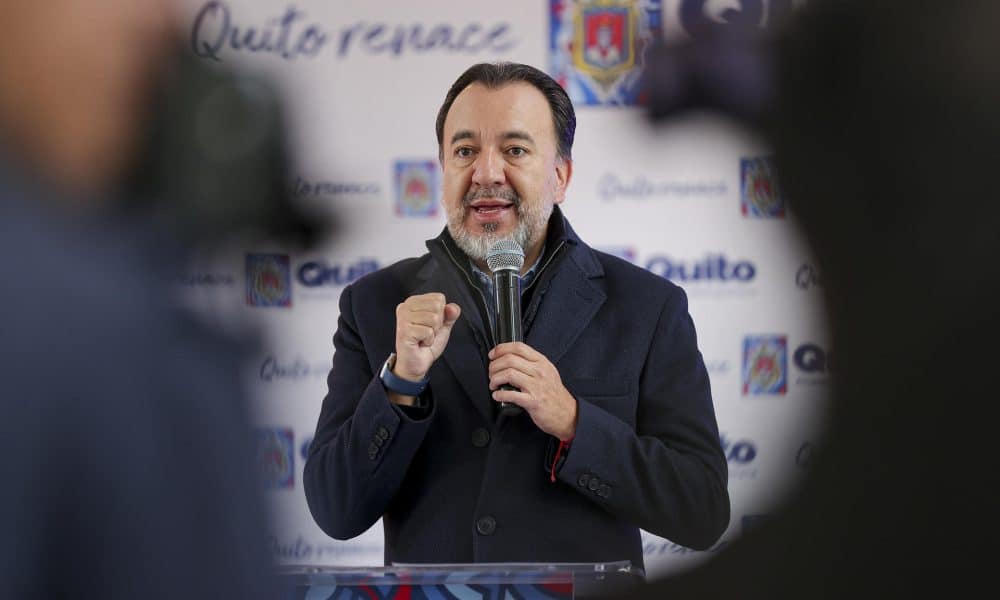 El alcalde de Quito, Pabel Muñoz, habla en una rueda de prensa este martes, en Quito (Ecuador). EFE/ José Jácome
