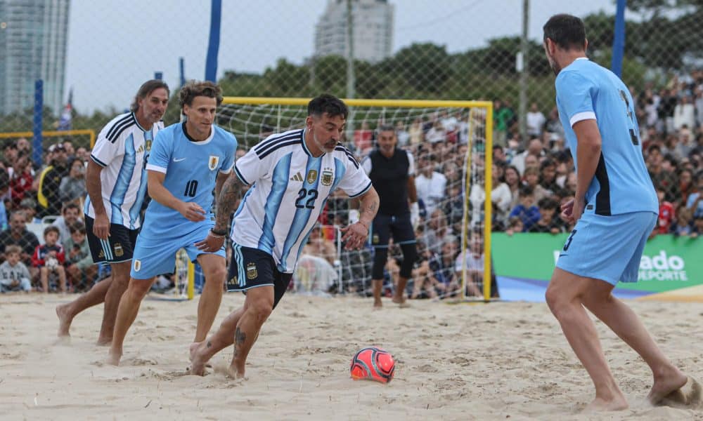 Ezequiel Lavezzi (c) del equipo las Leyendas del fútbol de Argentina, controla un balón durante el partido amistoso contra las de Uruguay jugado este viernes en una playa de Punta del Este. EFE/ Gastón Britos