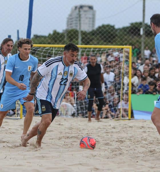 Ezequiel Lavezzi (c) del equipo las Leyendas del fútbol de Argentina, controla un balón durante el partido amistoso contra las de Uruguay jugado este viernes en una playa de Punta del Este. EFE/ Gastón Britos