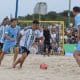 Ezequiel Lavezzi (c) del equipo las Leyendas del fútbol de Argentina, controla un balón durante el partido amistoso contra las de Uruguay jugado este viernes en una playa de Punta del Este. EFE/ Gastón Britos