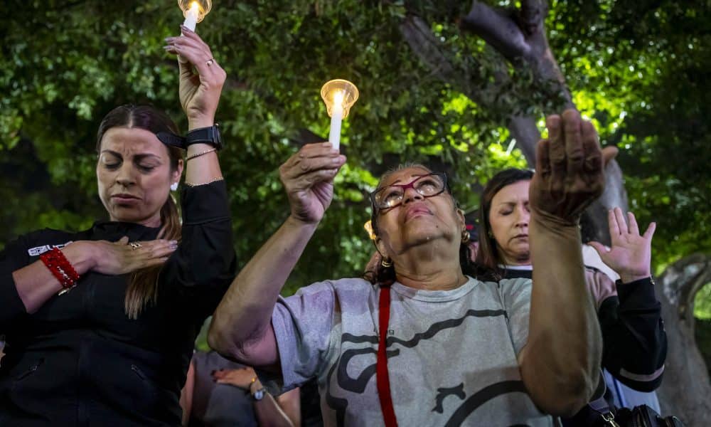 Personas sostienen velas durante una vigilia para pedir la liberación del presidente de Venezuela, Nicolás Maduro, y su esposa Cilia Flores este jueves, en la Plaza Bolívar en Caracas (Venezuela). EFE/ Miguel Gutiérrez