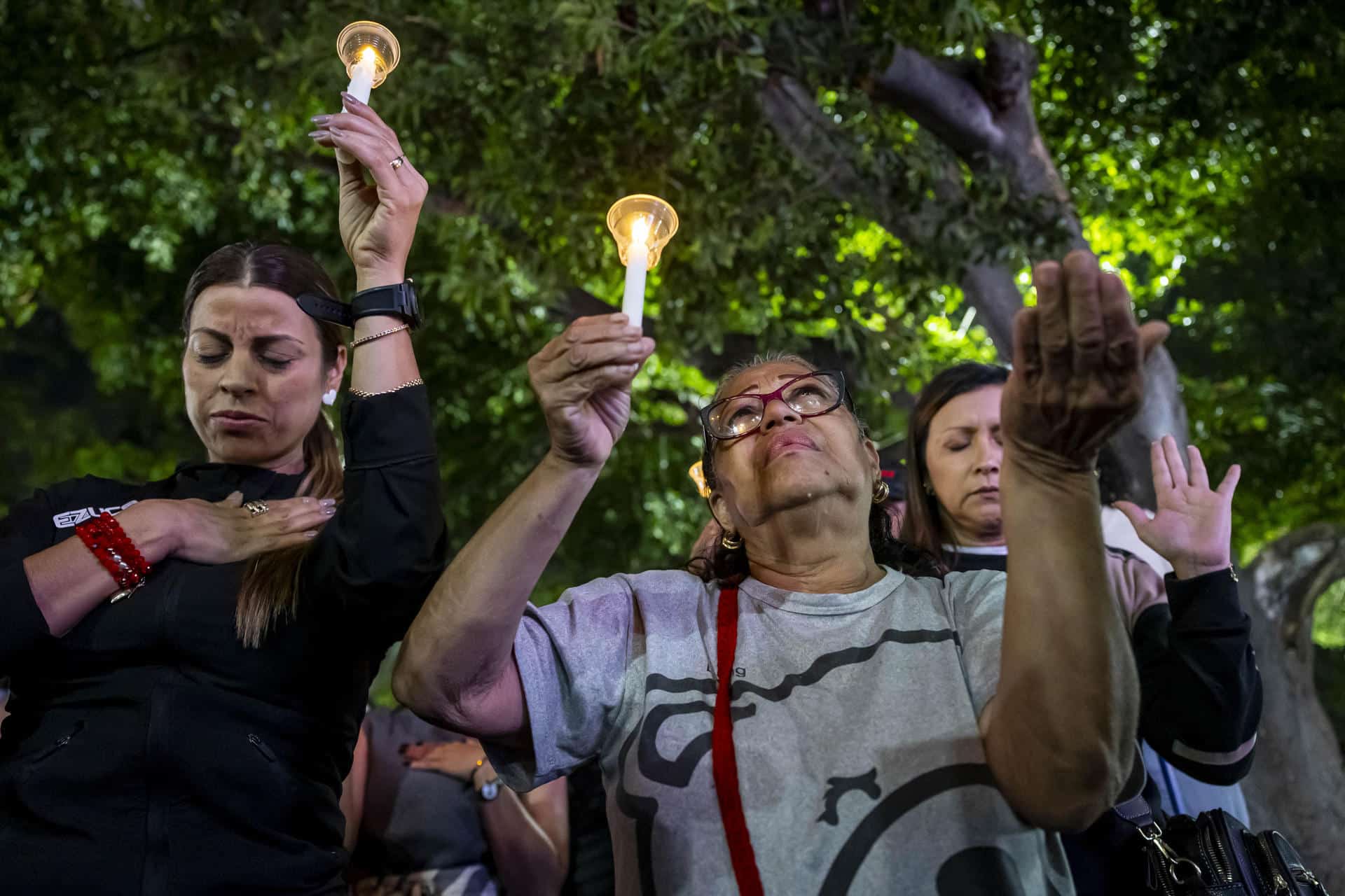 Personas sostienen velas durante una vigilia para pedir la liberación del presidente de Venezuela, Nicolás Maduro, y su esposa Cilia Flores este jueves, en la Plaza Bolívar en Caracas (Venezuela). EFE/ Miguel Gutiérrez