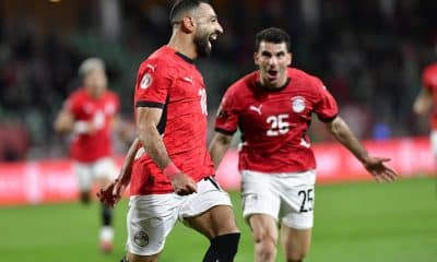 Mohamed Salah (C) celebra con Ahmed Mostafa (D) el 3-1 de Egipto ante Benín en los octavos de final de la Copa de África de Marruecos en Agadir. EFE/EPA/JALAL MORCHIDI