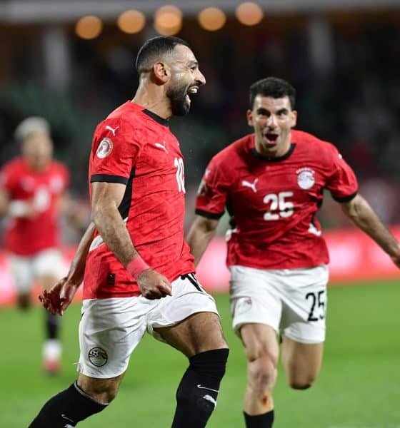 Mohamed Salah (C) celebra con Ahmed Mostafa (D) el 3-1 de Egipto ante Benín en los octavos de final de la Copa de África de Marruecos en Agadir. EFE/EPA/JALAL MORCHIDI