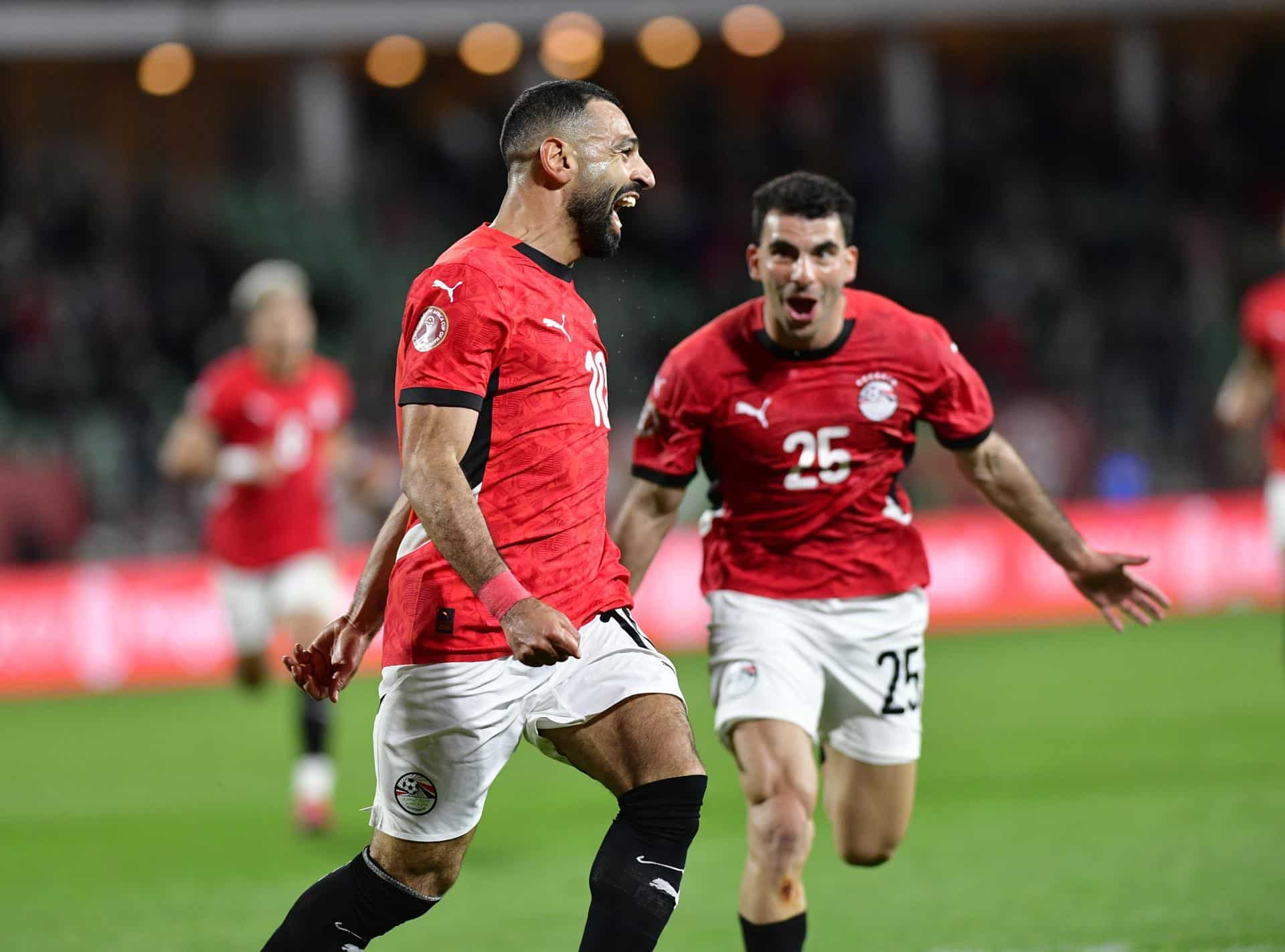 Mohamed Salah (C) celebra con Ahmed Mostafa (D) el 3-1 de Egipto ante Benín en los octavos de final de la Copa de África de Marruecos en Agadir. EFE/EPA/JALAL MORCHIDI