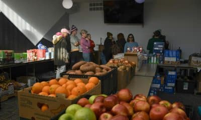 Personas trabajan como voluntarias en la iglesia 'Dios habla Hoy ' este miércoles, en Mineápolis (EE.UU). EFE/ David Toro