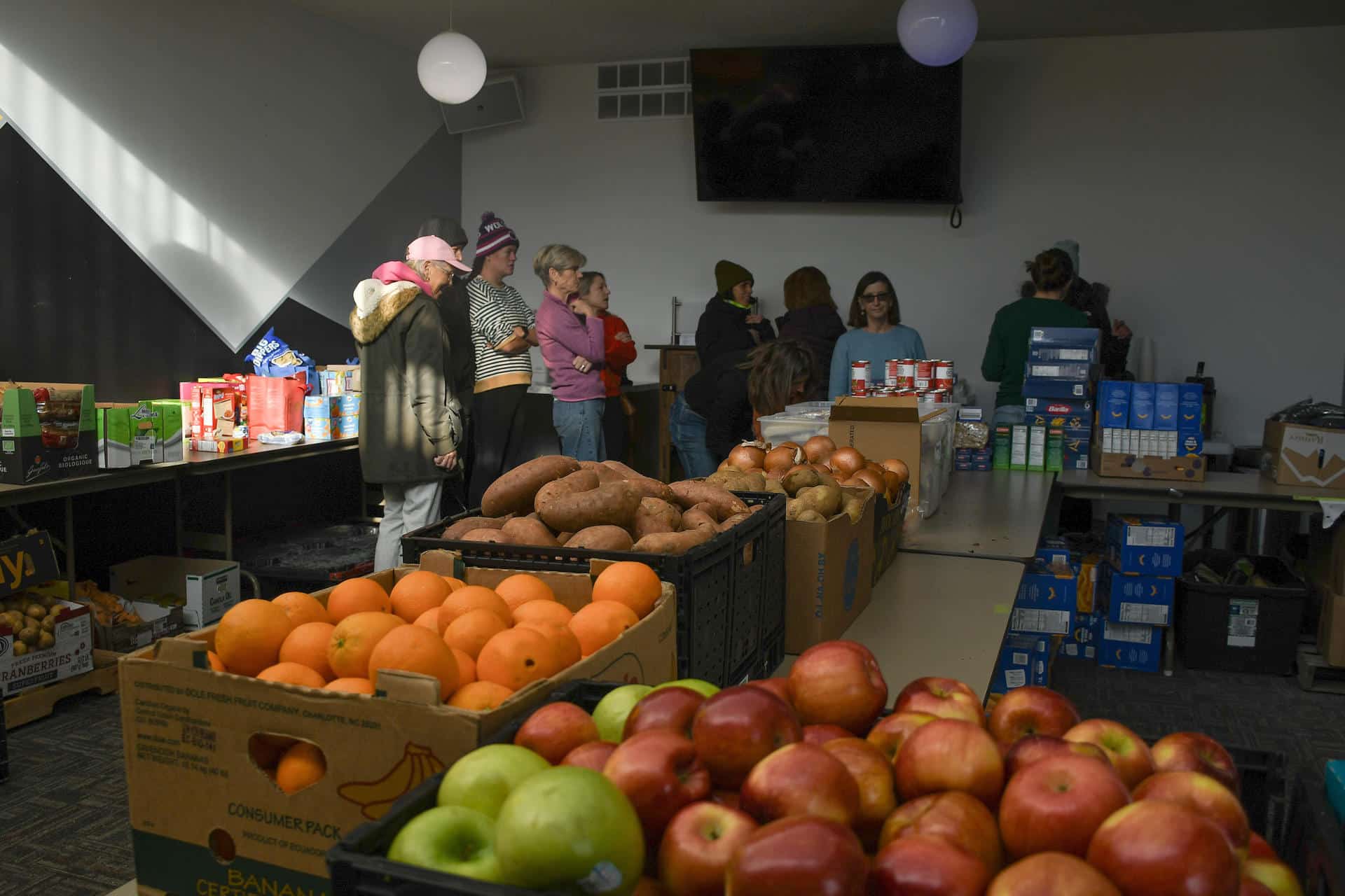 Personas trabajan como voluntarias en la iglesia 'Dios habla Hoy ' este miércoles, en Mineápolis (EE.UU). EFE/ David Toro