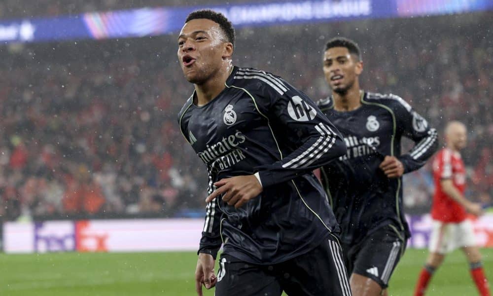 El jugador del Real Madrid Kylian Mbappe (I) celebra su gol durante el partido de la UEFA Champions League que han jugado SL Benfica y Real Madrid, en Lisboa, Portugal. Lisboa) EFE/EPA/JOSE SENA GOULAO